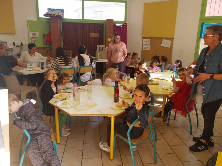 Un repas partagé avec les enfants de CORNEILLA LA RIVIERE