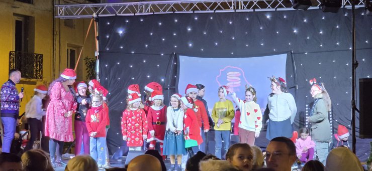 L’accueil de loisirs de Villelongue &agrave; l’inauguration du march&eacute; de No&euml;l